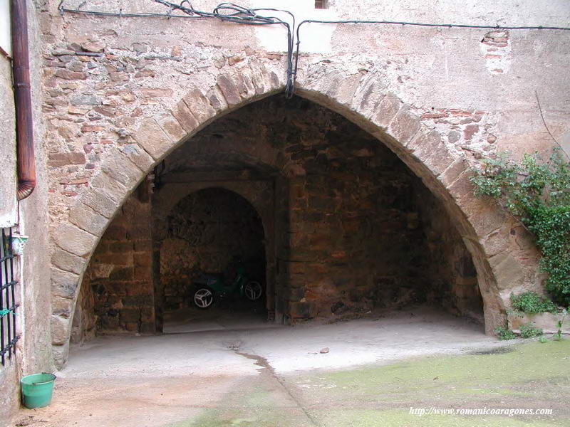 ARCO APUNTADO AL INTERIOR DEL RECINTO